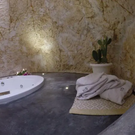 White Luxury By Gonewlocation Guest house